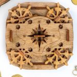 Boussole en bois avec engrenages et décorations inspirées de la science, idéale pour la décoration de bureau ou d'étagère, apportant une touche vintage et scientifique.