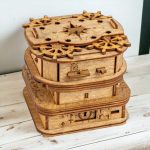 Horloge en bois vintage avec engrenages et mécanismes, décoration scientifique en bois, pièce artisanale pour collection ou décoration intérieure.