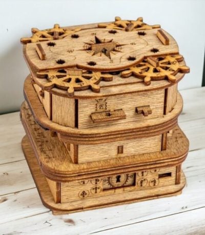 Horloge en bois vintage avec engrenages et mécanismes, décoration scientifique en bois, pièce artisanale pour collection ou décoration intérieure.