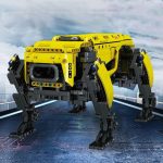 Véhicule robot LEGO en jaune avec quatre pattes articulées, conçu pour la science et la technologie. Parfait pour la décoration ou l'apprentissage scientifique.