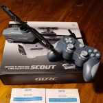 Hélicoptère Scout à hélice unique avec télécommande de jeu vidéo, idéal pour la décoration scientifique ou pour les amateurs de modélisme aérien.