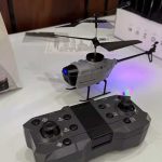 Hélicoptère télécommandé équipé d'une caméra pour la prise de vue aérienne, idéal pour les amateurs de drones et de photographie aérienne.