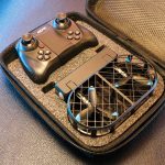 Périphérique de jeu portable avec contrôleur, accessoires et étui de rangement pour une expérience de jeu optimale.