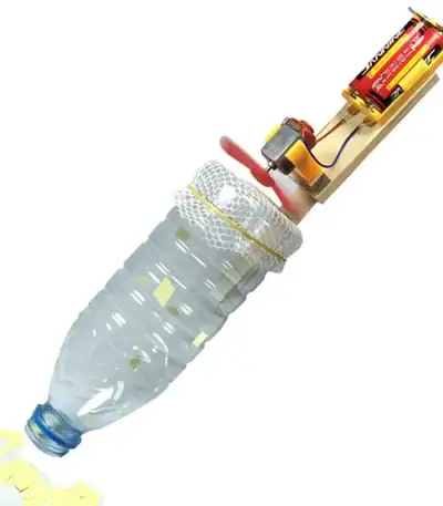 Modèle de bouteille en plastique transformée en expérience scientifique avec moteur électrique et circuit pour démonstration éducative.