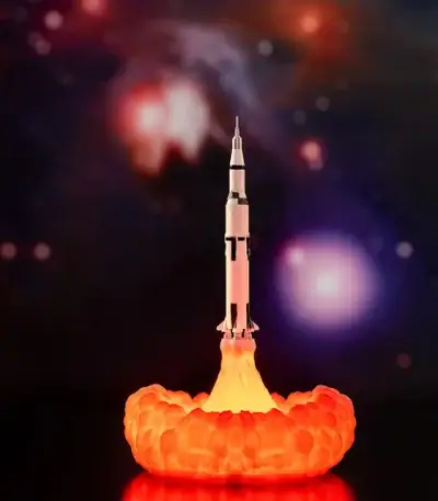 Fusée en lancement avec explosion de fumée orange, illustrant une expérience scientifique ou un modèle réduit de fusée dans un contexte éducatif ou décoratif.