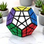 Cube Rubik géant 3D multicolore, parfait pour la décoration scientifique ou comme objet de collection.