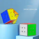 Deux cubes lumineux, un cube de Rubik classique avec des faces blanches et vertes, et un cube lumineux coloré avec des faces bleues, jaunes, orange et rouges, posés sur des plateformes bleues.
