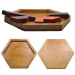 Plateau en bois avec formes géométriques colorées pour décoration ou jeux, accompagné de deux plateaux hexagonaux en bois naturel.