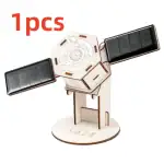 Mini satellite éducatif en bois avec panneaux solaires et détails précis, idéal pour l'apprentissage des sciences et la décoration de bureau ou chambre d'enfant.