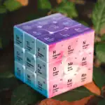 Cube éducatif représentant la table périodique des éléments chimiques, avec symboles et numéros atomiques visibles, idéal pour la décoration scientifique ou l'apprentissage.