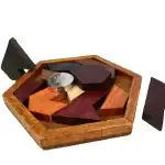 Jeu de puzzle en bois géométrique avec pièces de différentes formes et couleurs, présenté dans un cadre en bois.