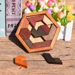 Jeu de réflexion en bois, parfait pour stimuler l'esprit et décorer un espace avec une touche scientifique.
