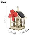 Panneau solaire et petite maison en bois avec ventilateur solaire et éolienne, parfait pour l'apprentissage de l'énergie renouvelable et la décoration scientifique.