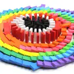 Puzzle en forme de cœur composé de blocs colorés, créant un motif vibrant et ludique. Parfait pour la décoration ou comme objet scientifique éducatif.