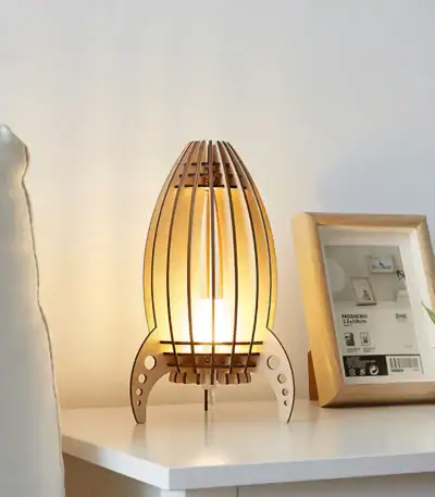 Lampe de bureau en bois avec design moderne et éclairage chaud, idéale pour un espace de travail ou de lecture.