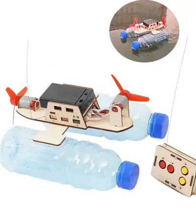 Modèle de périscope à eau fait maison avec moteur, contrôleur et bouteilles en plastique, idéal pour projets éducatifs et expériences scientifiques.
