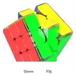 Cube Rubik's 3x3 coloré avec pièces rouges, vertes, jaunes et bleues, idéal pour les amateurs de puzzles et de défis intellectuels.
