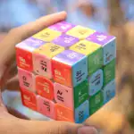 Cube de la table périodique des éléments avec des couleurs vives et des symboles chimiques.