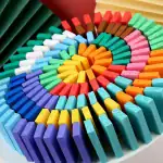 Pyramide de craies colorées pour tableau noir, idéale pour l'enseignement et la décoration éducative. Craies en différentes couleurs disposées en spirale pour un effet visuel attrayant.