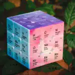 Cube décoratif représentant le tableau périodique des éléments chimiques, avec couleurs vives et détails précis des symboles et numéros atomiques.