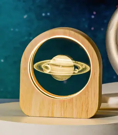 Lampe Saturne en bois avec éclairage LED, décoration scientifique moderne.