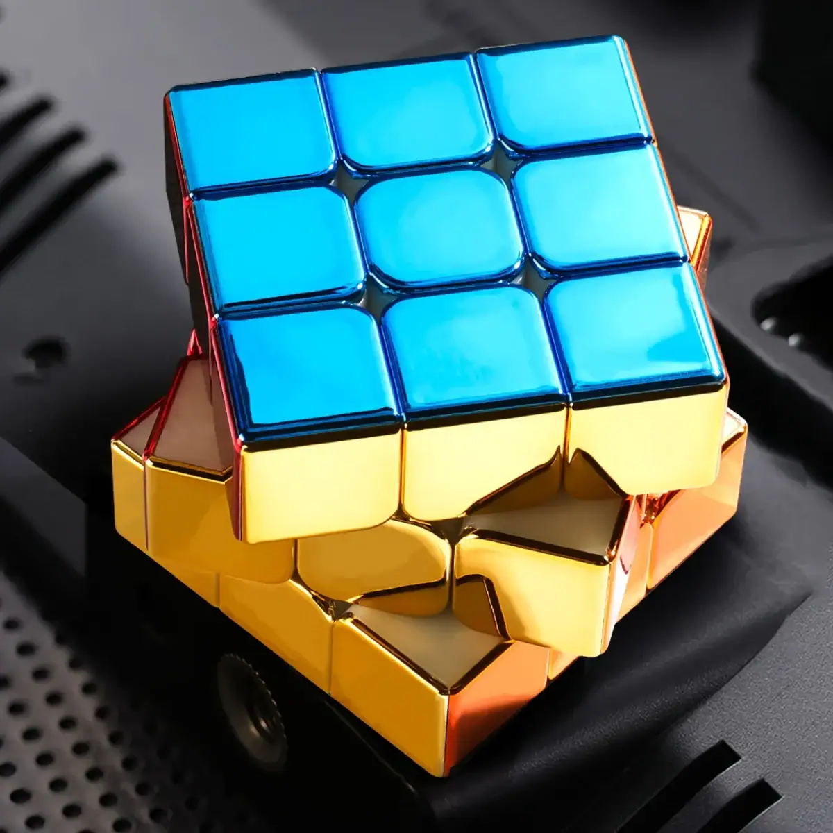 Cube Rubik métallique bleu et or, jouet de puzzle scientifique, parfait pour la décoration et la stimulation mentale.