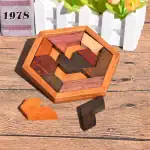 Jeu de puzzle en bois avec pièces de différentes formes et couleurs, disposées dans un cadre hexagonal sur une surface en bois.