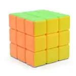 Cube de Rubik avec des couleurs vives, parfait pour la décoration de bureau ou d'espace scientifique.
