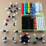 Modèle moléculaire avec kit de balles colorées et bâtons pour l'apprentissage de la chimie.