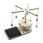 Pendulette solaire éducative avec balles colorées suspendues, utilisant l'énergie solaire pour faire tourner le mécanisme. Idéal pour l'apprentissage de l'énergie renouvelable et la physique.