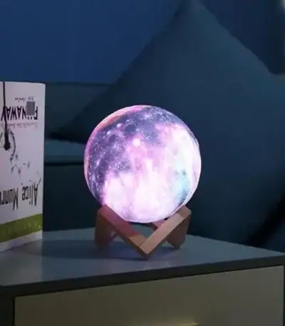Lampe lune 3D avec support en bois, idéale pour décoration intérieure, ambiance relaxante et ambiance nocturne, représentant la surface de la lune avec détails réalistes.
