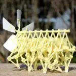 Vache en plastique jaune utilisée comme modèle éducatif pour les expériences scientifiques et l'apprentissage en biologie animale.
