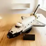 Vaisseau spatial en LEGO avec cockpit, ailes et détails réalistes, parfait pour les amateurs de science et de décoration scientifique.