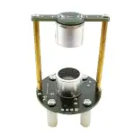 Pédale de synthÚse sonore vintage avec composants métalliques et cùblage visible, utilisée pour créer des sons électroniques expérimentaux.