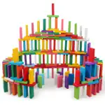 Pyramide de blocs en bois colorés pour enfants, idéale pour développer la motricité et la créativité. Structure ludique et éducative pour les jeunes enfants.