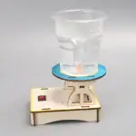 Balanceur de liquide scientifique avec support en bois et verre d'eau en mouvement.