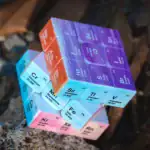 Un cube représentant le tableau périodique des éléments chimiques, idéal pour la décoration de bureau ou d'espace éducatif.