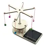 Montre à pendules Newton avec sphères colorées suspendues, illustrant les principes de la physique et de la conservation de l'énergie. Parfait pour la décoration scientifique ou éducative.