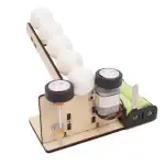 Modèle de balleur de Newton en bois avec moteur électrique et balles en mousse blanches, idéal pour expériences scientifiques éducatives.