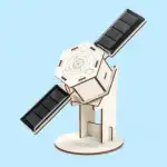 Objet scientifique en bois avec panneaux solaires pour l'éducation.