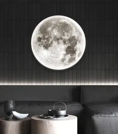 Décoration murale avec une grande lune lumineuse, apportant une ambiance apaisante et mystérieuse à la pièce. Parfaite pour un intérieur moderne ou scientifique.