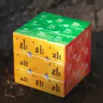 Cube éducatif représentant un modèle de la table périodique des éléments chimiques, idéal pour l'apprentissage scientifique et la décoration de bureau ou salle de classe.