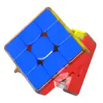 Un cube de Rubik multicolore avec des pièces bleues, rouges, jaunes et vertes, présenté en angle pour mettre en valeur ses couleurs vives et ses formes géométriques.