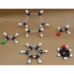 Modèle moléculaire éducatif représentant différentes structures chimiques avec boules colorées et tiges en plastique.