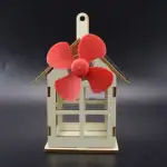 Maison en bois miniature avec un moulin à vent rouge, idéale pour la décoration ou comme objet scientifique éducatif.