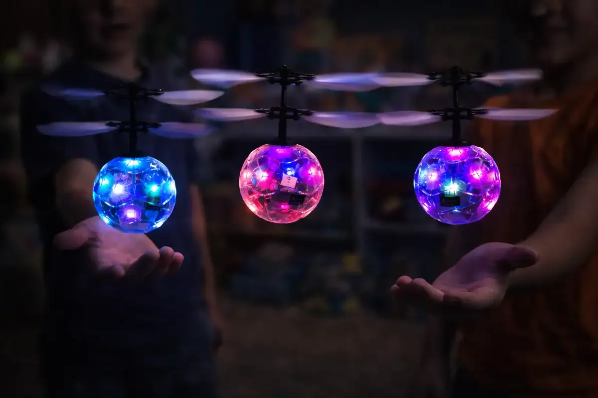 Balanciers de science avec sphères LED colorées.