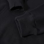Vêtement noir à manches longues avec col montant, idéal pour un style décontracté ou sportif. Confortable et élégant, parfait pour toutes les saisons.
