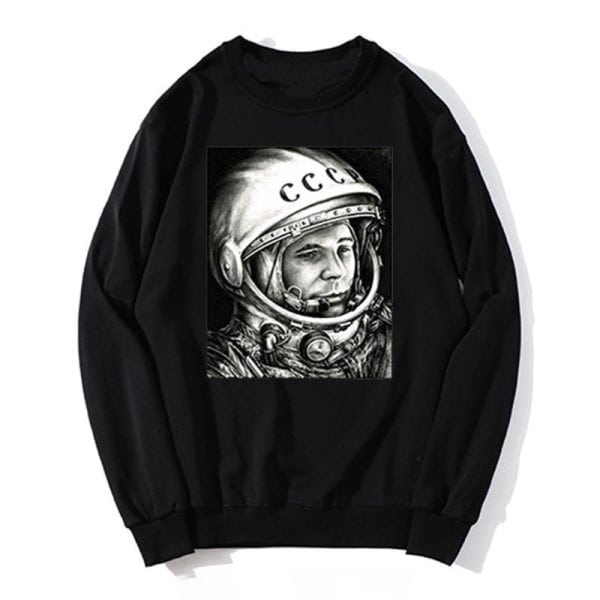 Vêtement noir avec image en noir et blanc de Yuri Gagarin, premier homme dans l'espace, portant une combinaison spatiale et un casque.