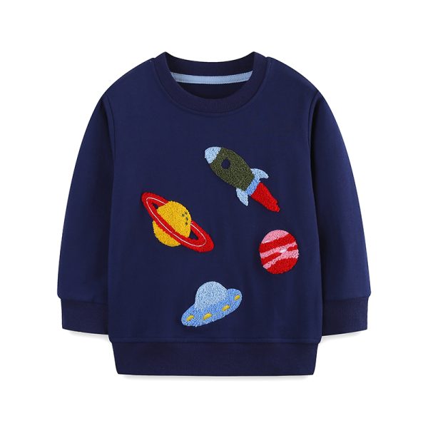 Sweat-shirt pour enfant avec broderies de planètes et fusée, thème spatial, en tissu bleu marine, idéal pour la décoration de chambre ou pour un look ludique.