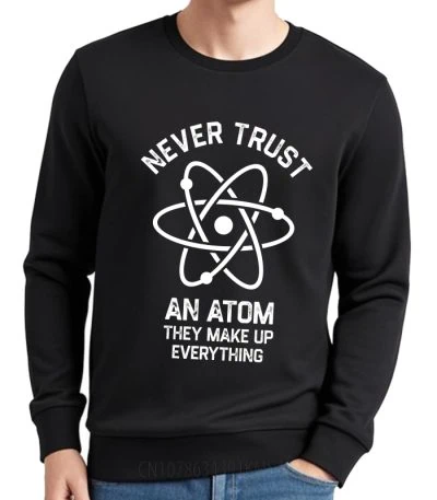 Sweatshirt noir avec motif atomique et texte "Never Trust An Atom They Make Up Everything" pour les amateurs de science.